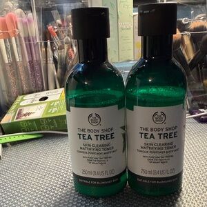 The Body Shop Tea Tree Skin Clearing Toner - Green and Black